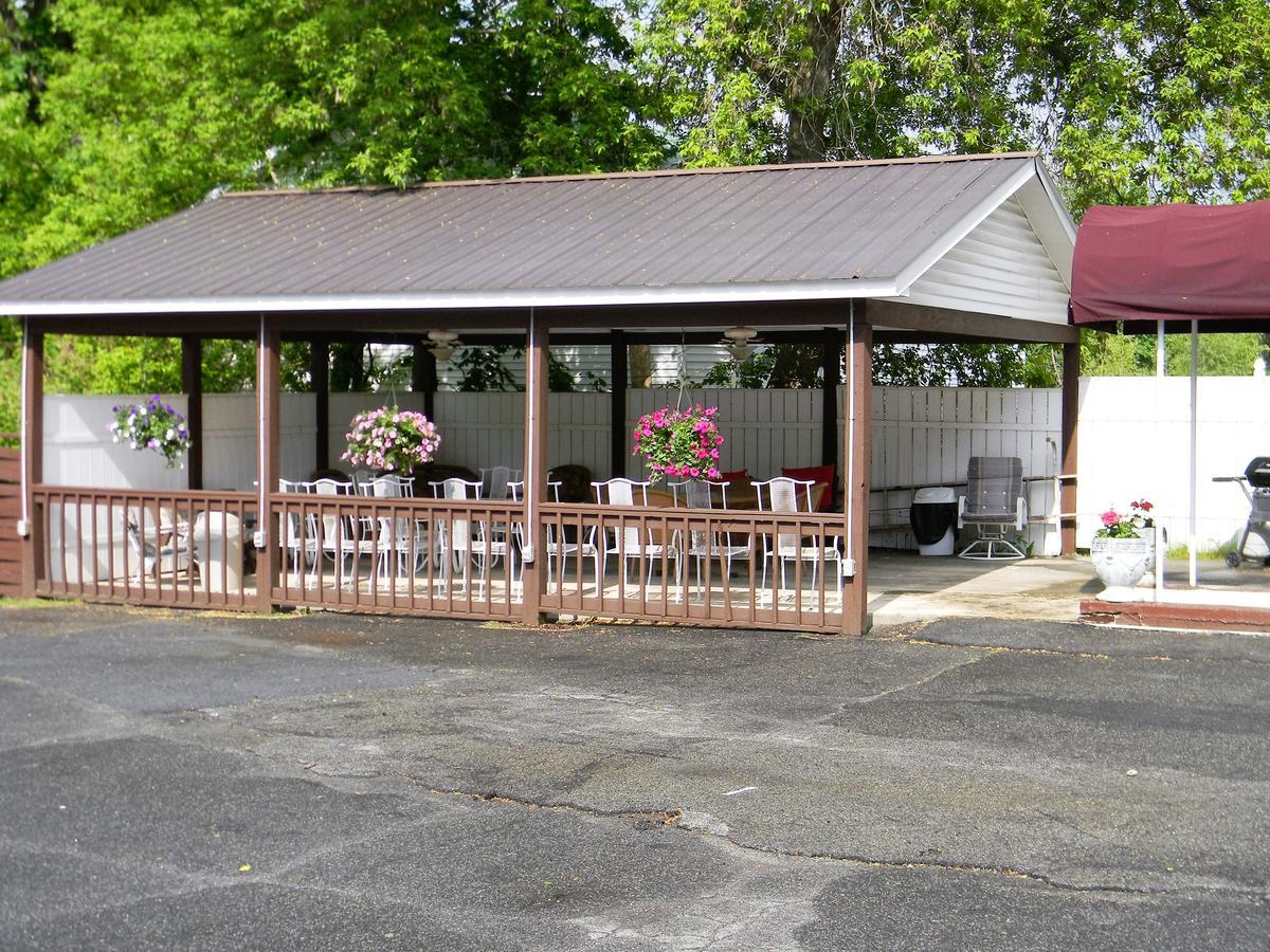 The Stone House Motel & Motor Lodge Ticonderoga Екстериор снимка